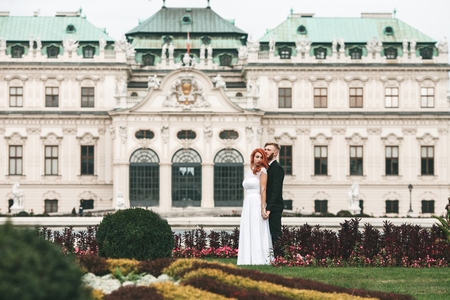 Организация свадьбы в усадьбе - это свадьба в красивом поместье, возможно, даже во дворце